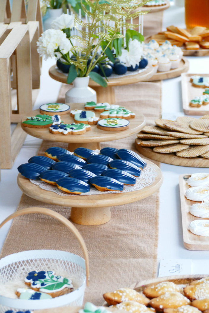Remise des médailles du travail chez Givaudan par Studio Candy avec des sablés sur mesure, madeleines bleues, gaufres, brochettes de meringues, cakepops, mini cupcakes et décoration assortie