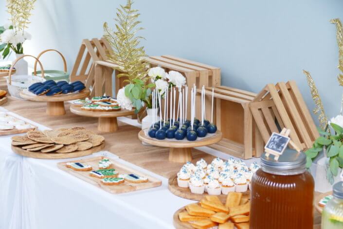 Remise des médailles du travail chez Givaudan par Studio Candy avec des sablés sur mesure, madeleines bleues, gaufres, brochettes de meringues, cakepops, mini cupcakes et décoration assortie