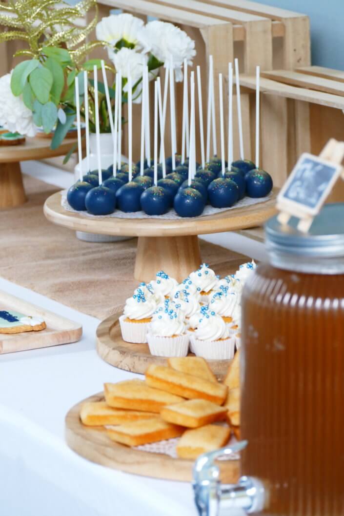 Remise des médailles du travail chez Givaudan par Studio Candy avec des sablés sur mesure, madeleines bleues, gaufres, brochettes de meringues, cakepops, mini cupcakes et décoration assortie