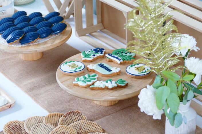 Remise des médailles du travail chez Givaudan par Studio Candy avec des sablés sur mesure, madeleines bleues, gaufres, brochettes de meringues, cakepops, mini cupcakes et décoration assortie