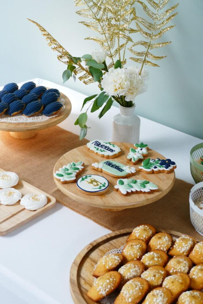 Remise des médailles du travail chez Givaudan par Studio Candy avec des sablés sur mesure, madeleines bleues, gaufres, brochettes de meringues, cakepops, mini cupcakes et décoration assortie