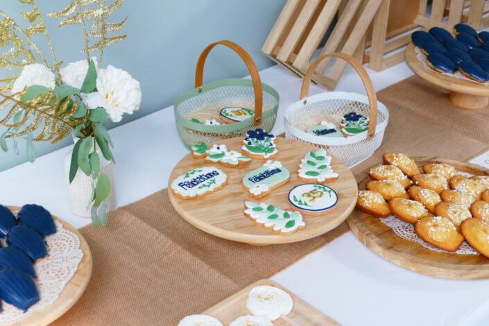 Remise des médailles du travail chez Givaudan par Studio Candy avec des sablés sur mesure, madeleines bleues, gaufres, brochettes de meringues, cakepops, mini cupcakes et décoration assortie