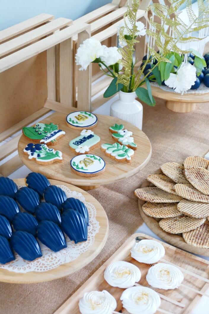 Remise des médailles du travail chez Givaudan par Studio Candy avec des sablés sur mesure, madeleines bleues, gaufres, brochettes de meringues, cakepops, mini cupcakes et décoration assortie