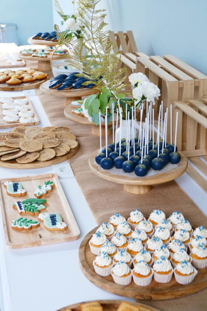 Remise des médailles du travail chez Givaudan par Studio Candy avec des sablés sur mesure, madeleines bleues, gaufres, brochettes de meringues, cakepops, mini cupcakes et décoration assortie