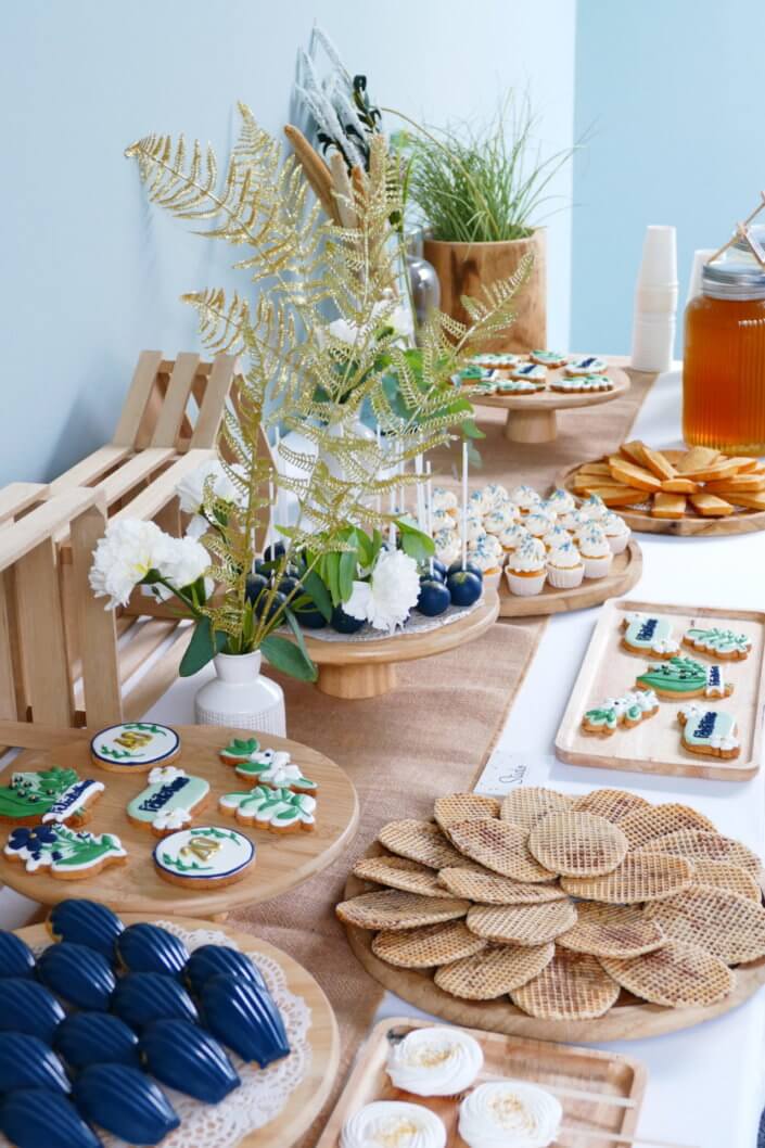 Remise des médailles du travail chez Givaudan par Studio Candy avec des sablés sur mesure, madeleines bleues, gaufres, brochettes de meringues, cakepops, mini cupcakes et décoration assortie