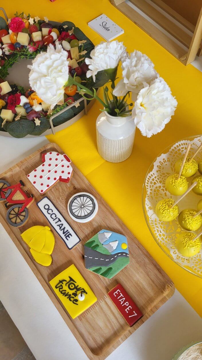 Evénénement Tour de France chez Bel par Studio Candy avec sablés personnalisés sur mesure, brochettes de fruits et crudités, cakepops, cupcakes, décoration et scénographie sur mesure