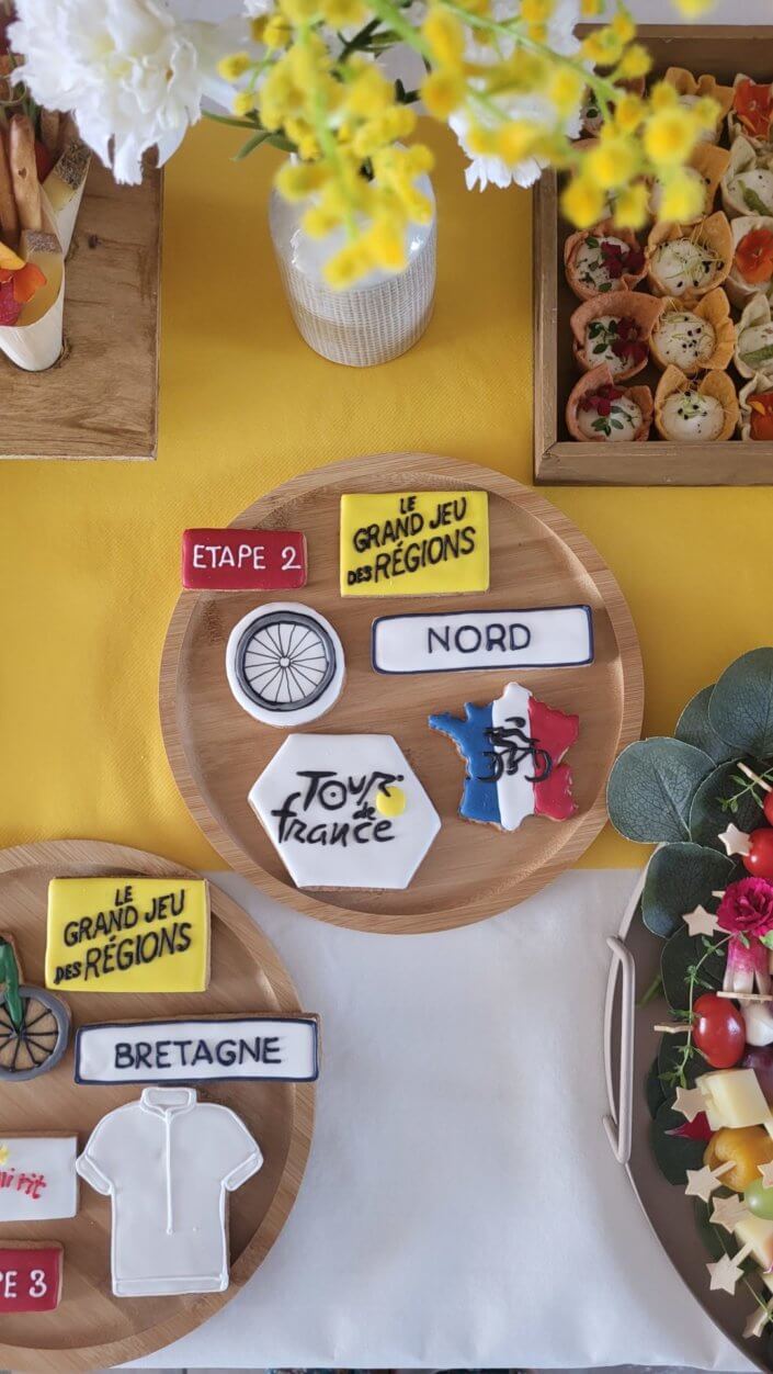 Evénénement Tour de France chez Bel par Studio Candy avec sablés personnalisés sur mesure, brochettes de fruits et crudités, cakepops, cupcakes, décoration et scénographie sur mesure