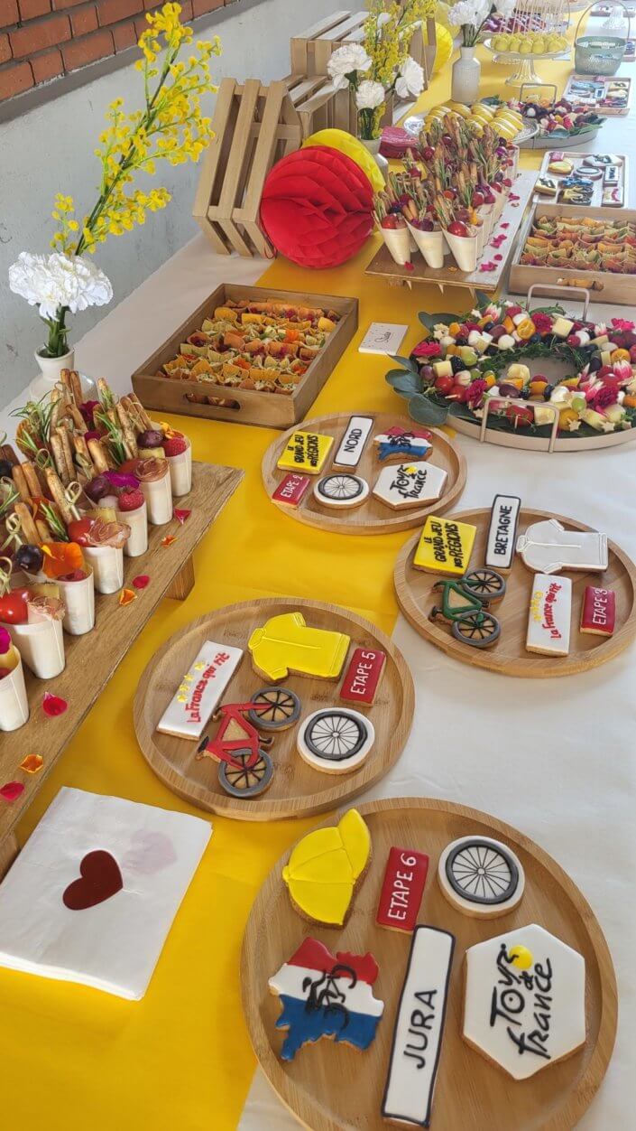 Evénénement Tour de France chez Bel par Studio Candy avec sablés personnalisés sur mesure, brochettes de fruits et crudités, cakepops, cupcakes, décoration et scénographie sur mesure