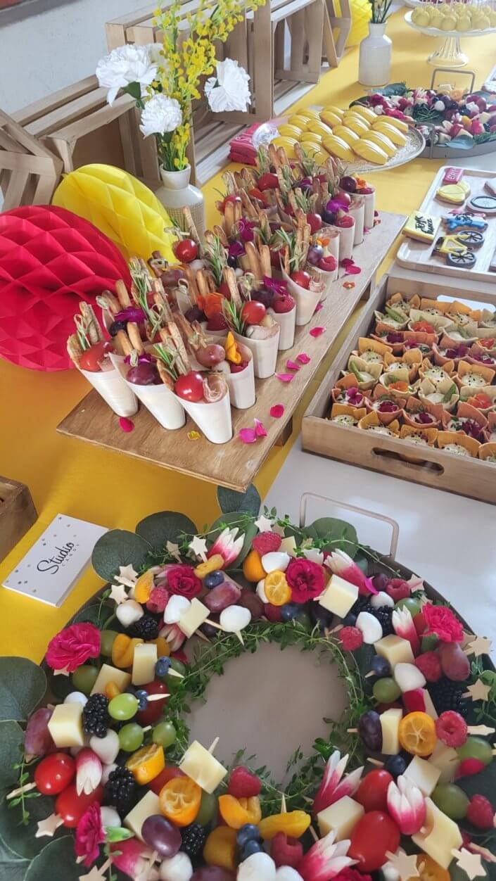 Evénénement Tour de France chez Bel par Studio Candy avec sablés personnalisés sur mesure, brochettes de fruits et crudités, cakepops, cupcakes, décoration et scénographie sur mesure