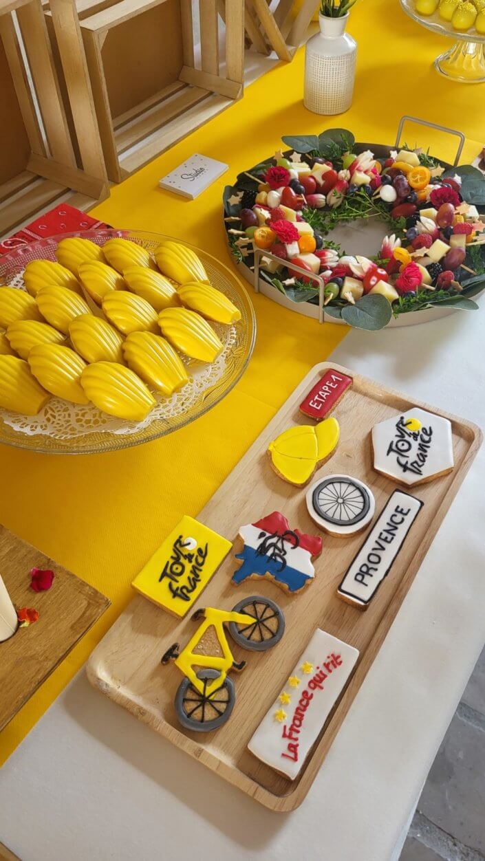 Evénénement Tour de France chez Bel par Studio Candy avec sablés personnalisés sur mesure, brochettes de fruits et crudités, cakepops, cupcakes, décoration et scénographie sur mesure