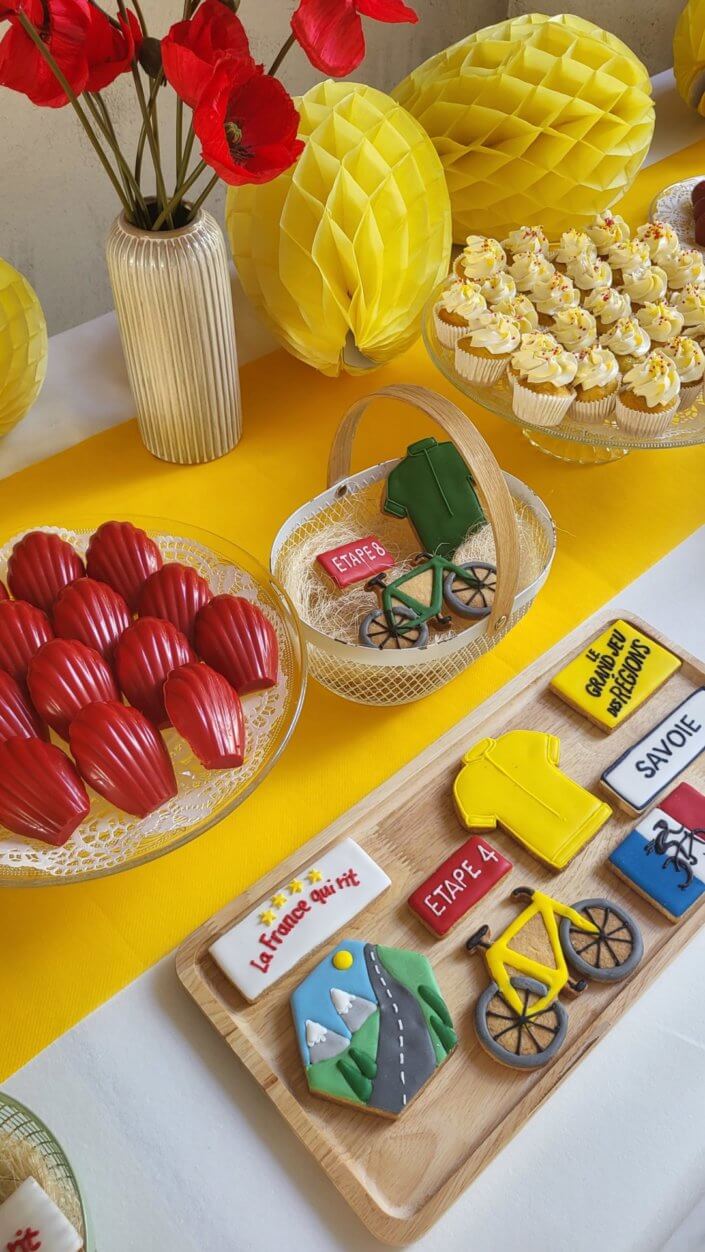 Evénénement Tour de France chez Bel par Studio Candy avec sablés personnalisés sur mesure, brochettes de fruits et crudités, cakepops, cupcakes, décoration et scénographie sur mesure