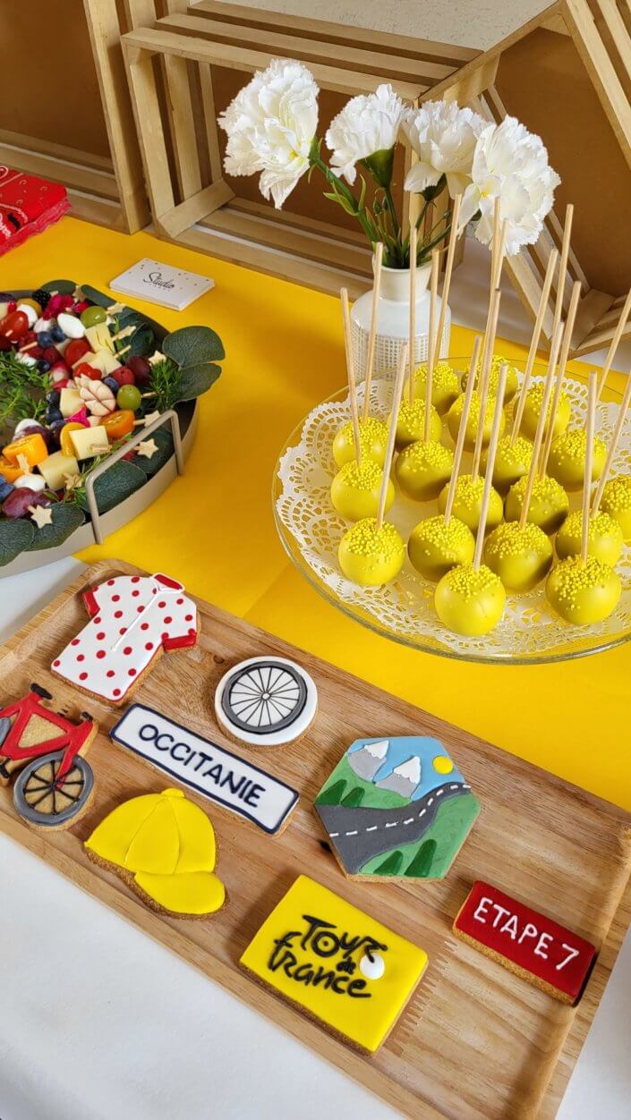 Evénénement Tour de France chez Bel par Studio Candy avec sablés personnalisés sur mesure, brochettes de fruits et crudités, cakepops, cupcakes, décoration et scénographie sur mesure