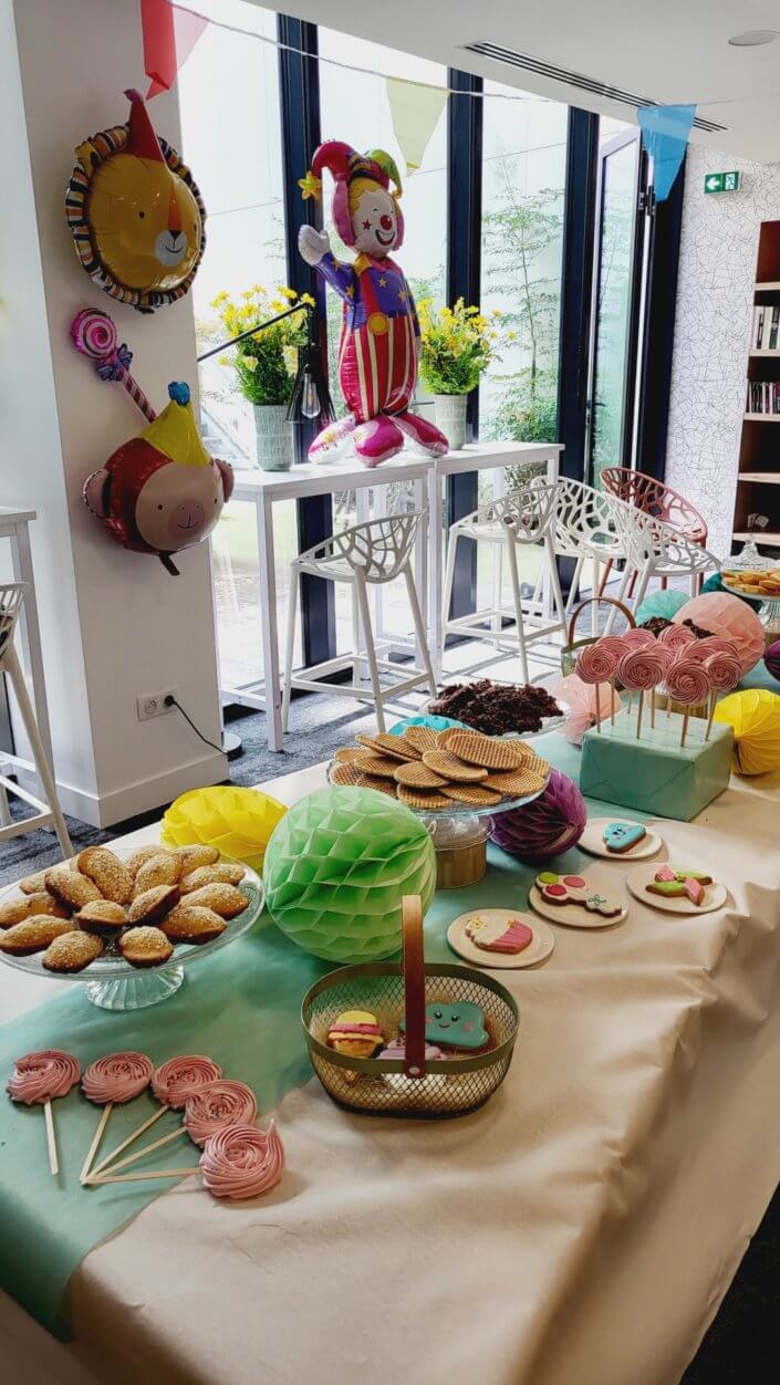 Family Day chez Genetec par Studioi Candy avec un grand goûter décoré, candy bar, boissons et chariot de barbe à papa