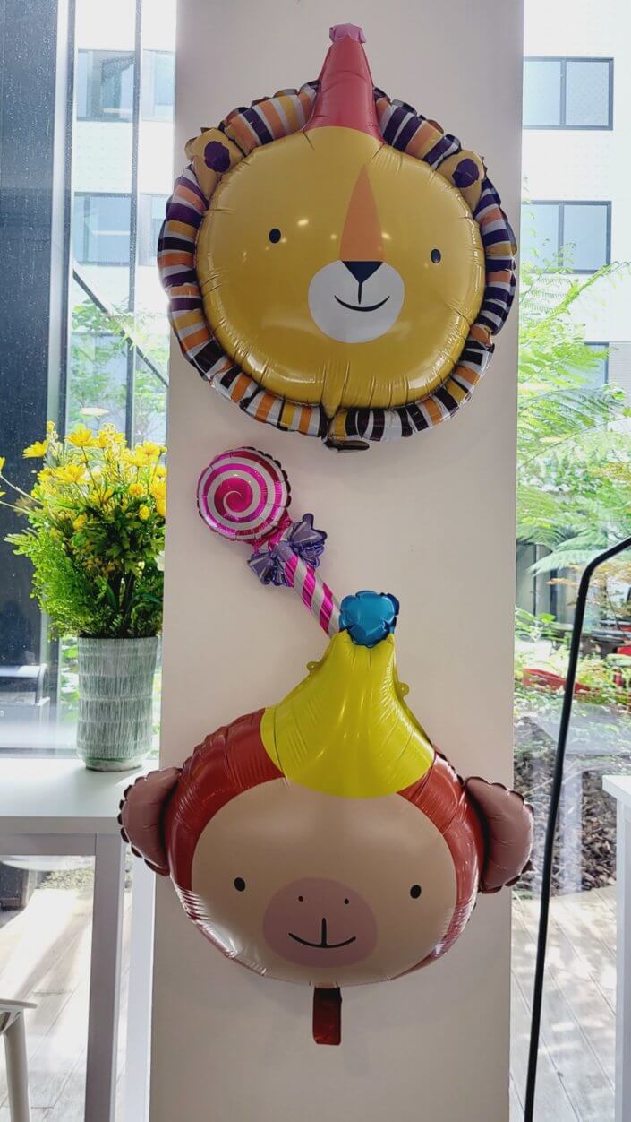 Family Day chez Genetec par Studioi Candy avec un grand goûter décoré, candy bar, boissons et chariot de barbe à papa