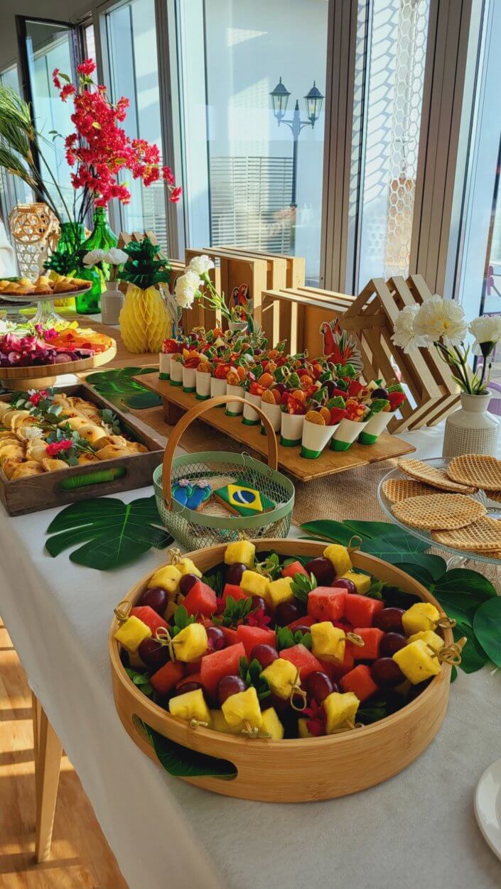 Pot de départ thème Bresil chez L'Oréal France par Studio Candy avec petits cônes garnis, brochettes de fruits, scénographie et décoration, sablés sur mesure