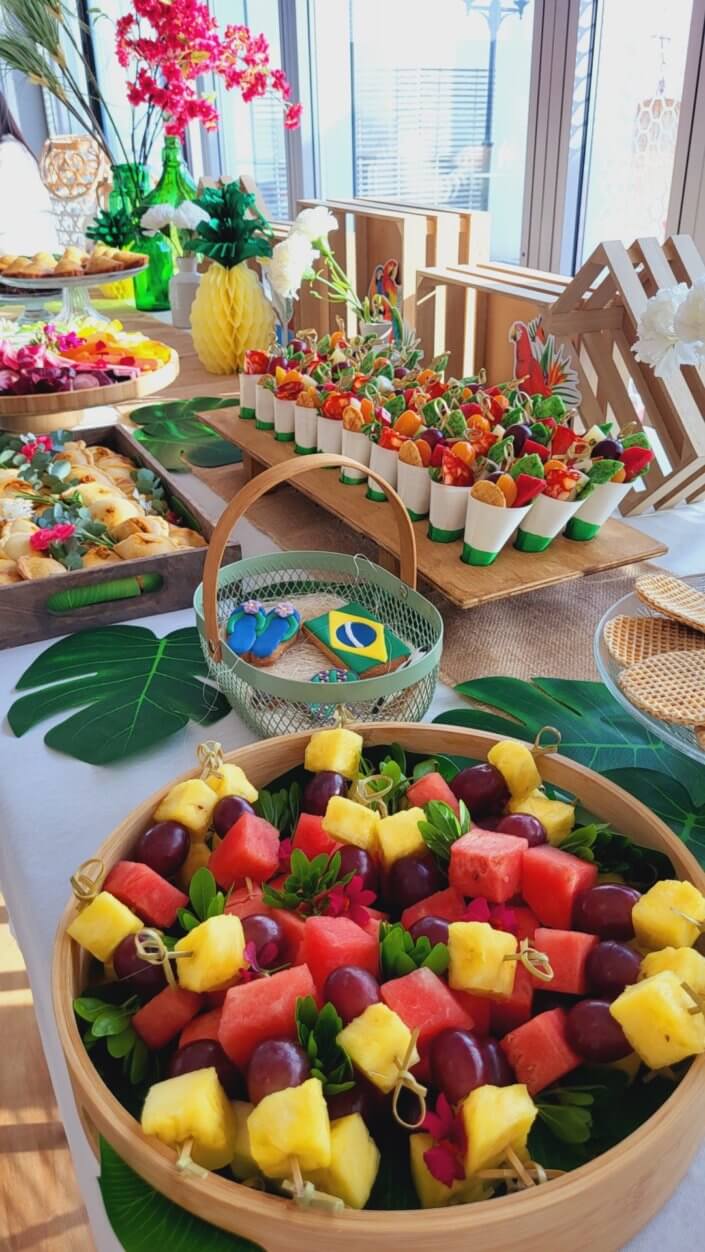 Pot de départ thème Bresil chez L'Oréal France par Studio Candy avec petits cônes garnis, brochettes de fruits, scénographie et décoration, sablés sur mesure