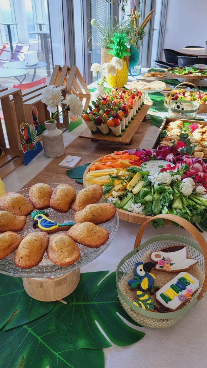 Pot de départ thème Bresil chez L'Oréal France par Studio Candy avec petits cônes garnis, brochettes de fruits, scénographie et décoration, sablés sur mesure