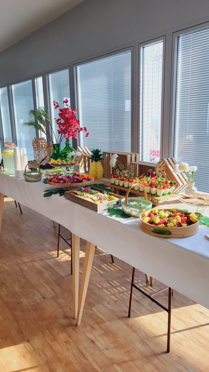 Pot de départ thème Bresil chez L'Oréal France par Studio Candy avec petits cônes garnis, brochettes de fruits, scénographie et décoration, sablés sur mesure