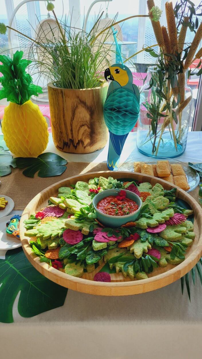 Pot de départ thème Bresil chez L'Oréal France par Studio Candy avec petits cônes garnis, brochettes de fruits, scénographie et décoration, sablés sur mesure