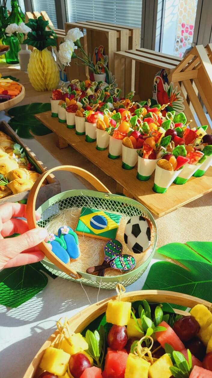 Pot de départ thème Bresil chez L'Oréal France par Studio Candy avec petits cônes garnis, brochettes de fruits, scénographie et décoration, sablés sur mesure