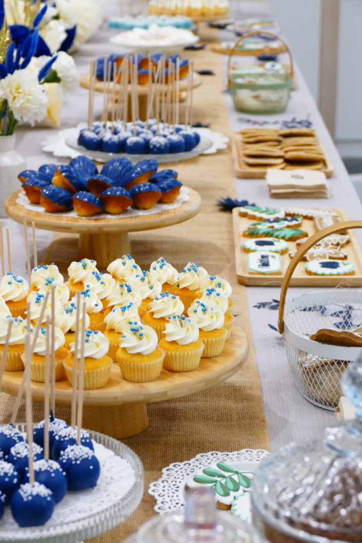 set up gouter pour L'Oréal par Studio candy avec pâtisseries sur mesure, madeleines à coque bleue, cakepops, cupcakes, sablés décorés et décoration
