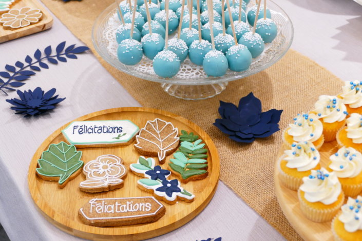 set up gouter pour L'Oréal par Studio candy avec pâtisseries sur mesure, madeleines à coque bleue, cakepops, cupcakes, sablés décorés et décoration