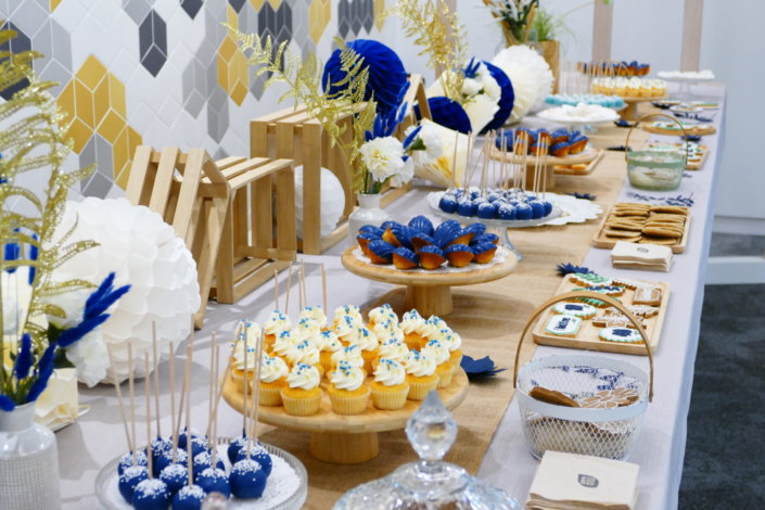 set up gouter pour L'Oréal par Studio candy avec pâtisseries sur mesure, madeleines à coque bleue, cakepops, cupcakes, sablés décorés et décoration