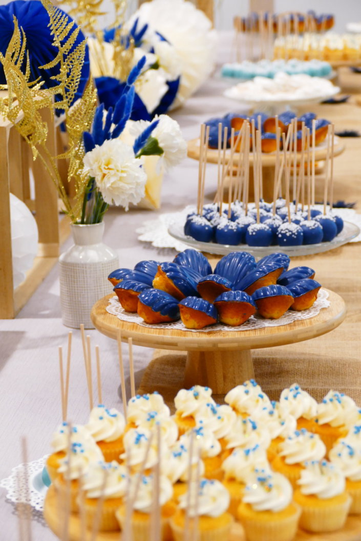 set up gouter pour L'Oréal par Studio candy avec pâtisseries sur mesure, madeleines à coque bleue, cakepops, cupcakes, sablés décorés et décoration