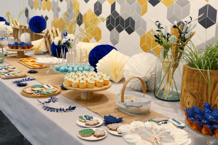 set up gouter pour L'Oréal par Studio candy avec pâtisseries sur mesure, madeleines à coque bleue, cakepops, cupcakes, sablés décorés et décoration