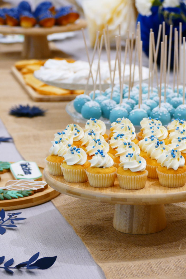 set up gouter pour L'Oréal par Studio candy avec pâtisseries sur mesure, madeleines à coque bleue, cakepops, cupcakes, sablés décorés et décoration