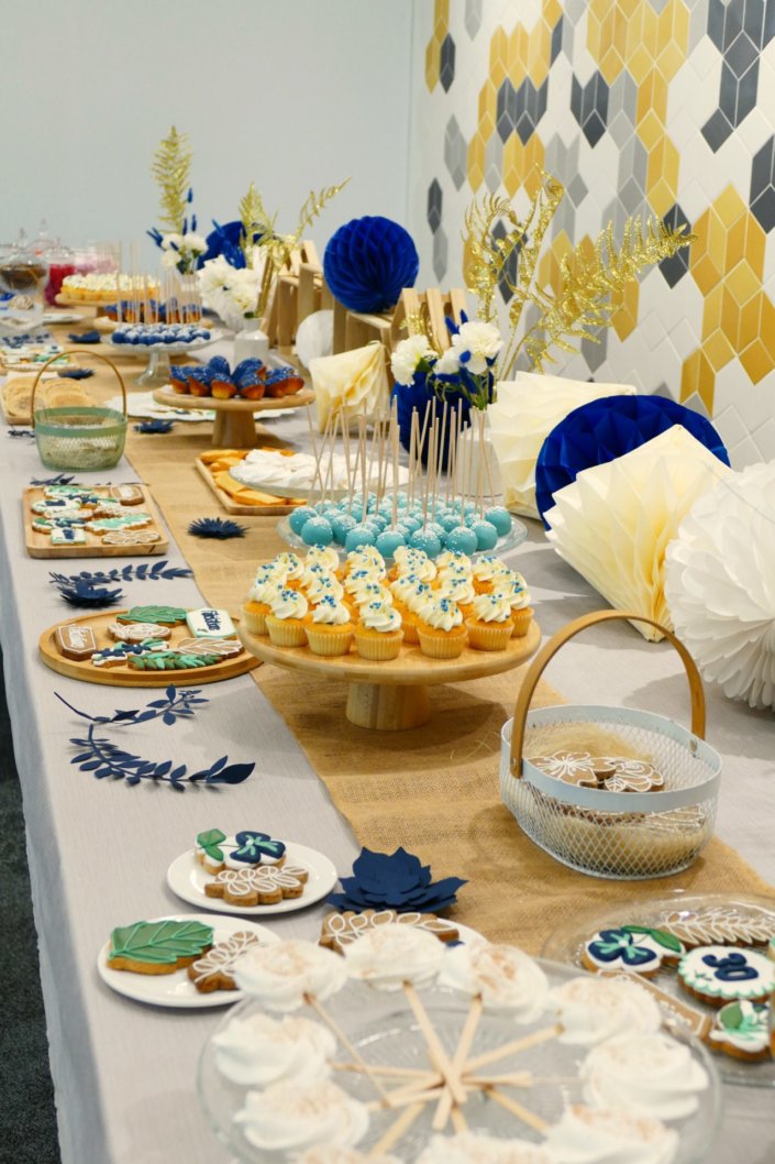 set up gouter pour L'Oréal par Studio candy avec pâtisseries sur mesure, madeleines à coque bleue, cakepops, cupcakes, sablés décorés et décoration