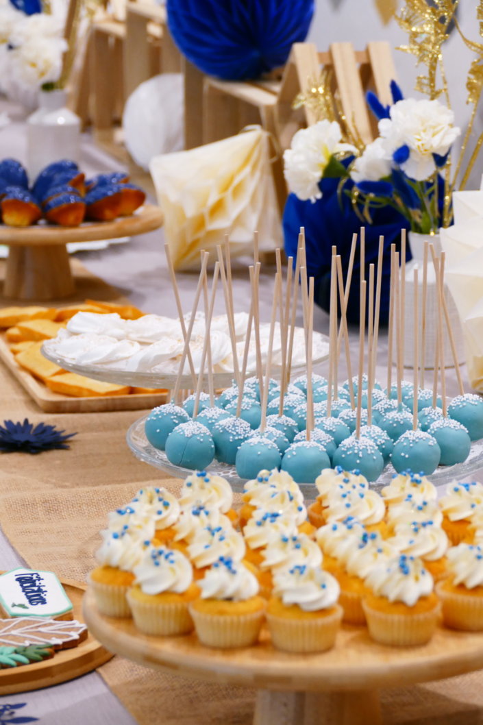 set up gouter pour L'Oréal par Studio candy avec pâtisseries sur mesure, madeleines à coque bleue, cakepops, cupcakes, sablés décorés et décoration