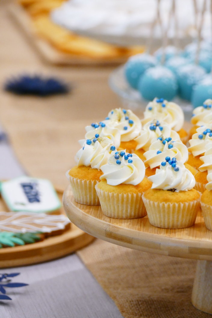 set up gouter pour L'Oréal par Studio candy avec pâtisseries sur mesure, madeleines à coque bleue, cakepops, cupcakes, sablés décorés et décoration