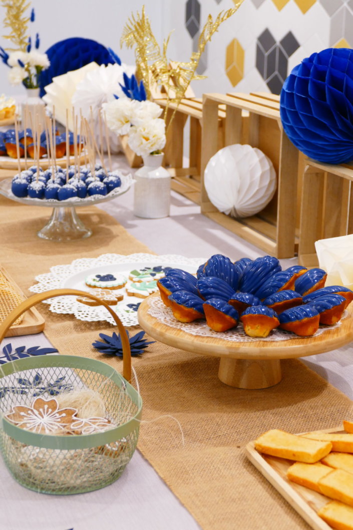 set up gouter pour L'Oréal par Studio candy avec pâtisseries sur mesure, madeleines à coque bleue, cakepops, cupcakes, sablés décorés et décoration