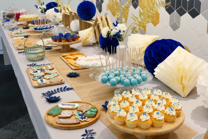 set up gouter pour L'Oréal par Studio candy avec pâtisseries sur mesure, madeleines à coque bleue, cakepops, cupcakes, sablés décorés et décoration