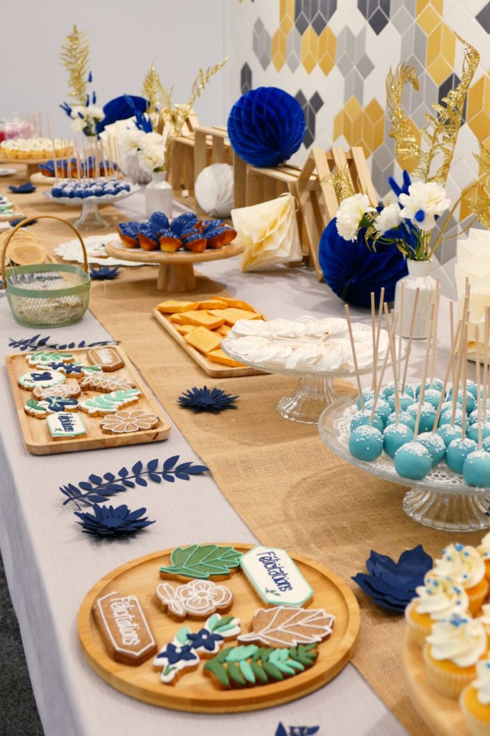 set up gouter pour L'Oréal par Studio candy avec pâtisseries sur mesure, madeleines à coque bleue, cakepops, cupcakes, sablés décorés et décoration