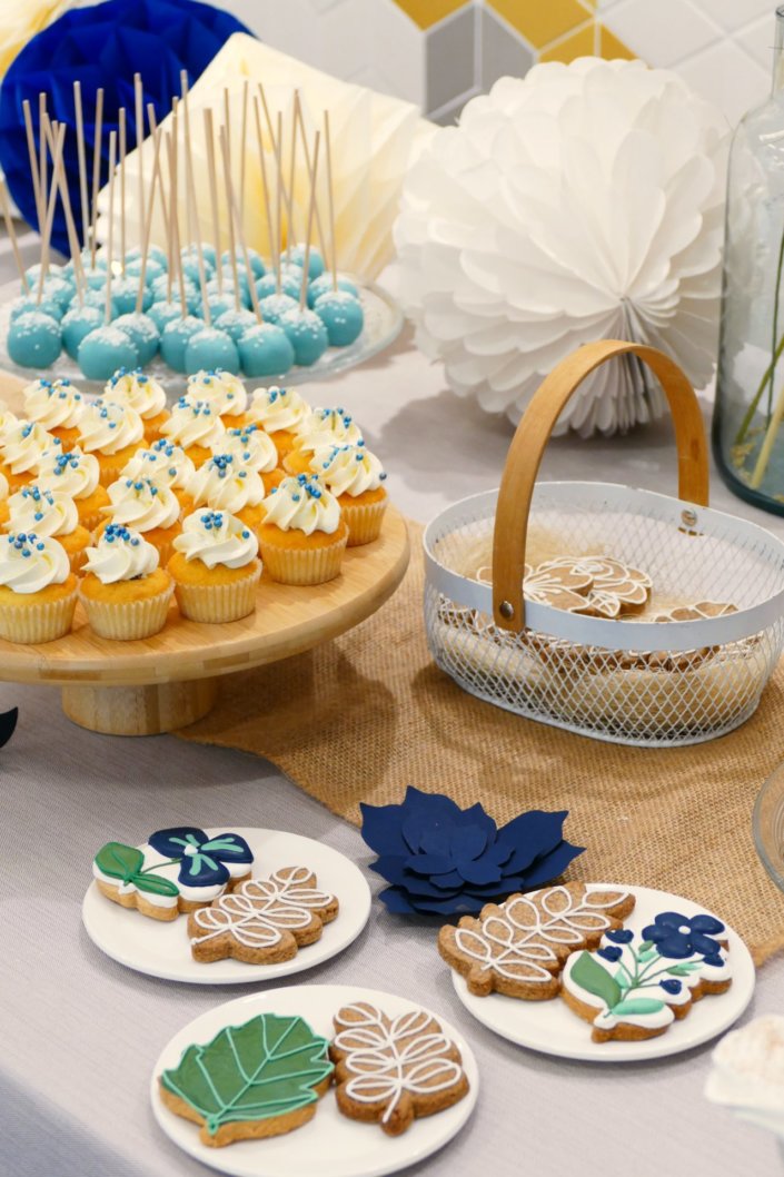 set up gouter pour L'Oréal par Studio candy avec pâtisseries sur mesure, madeleines à coque bleue, cakepops, cupcakes, sablés décorés et décoration