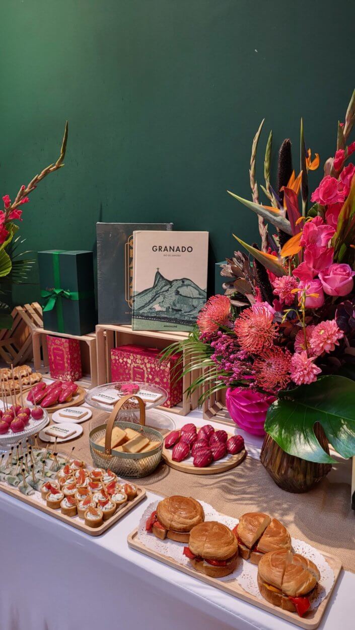 Set up d'une jolie table pour l'event presse et influence Granado par Studio Candy avec une composition salée et sucrée sur mesure, décoration et scénographie