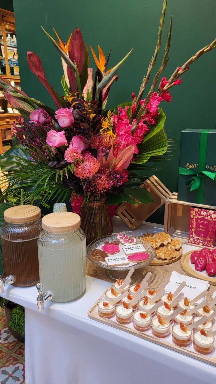 Set up d'une jolie table pour l'event presse et influence Granado par Studio Candy avec une composition salée et sucrée sur mesure, décoration et scénographie