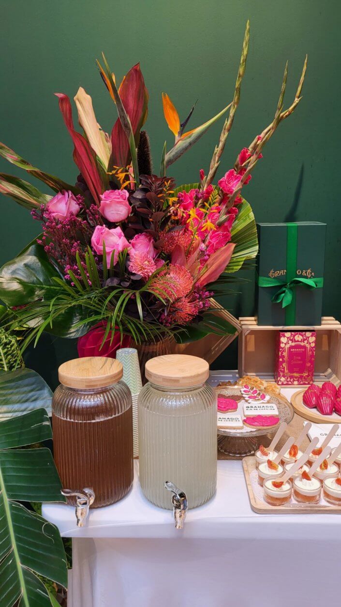 Set up d'une jolie table pour l'event presse et influence Granado par Studio Candy avec une composition salée et sucrée sur mesure, décoration et scénographie