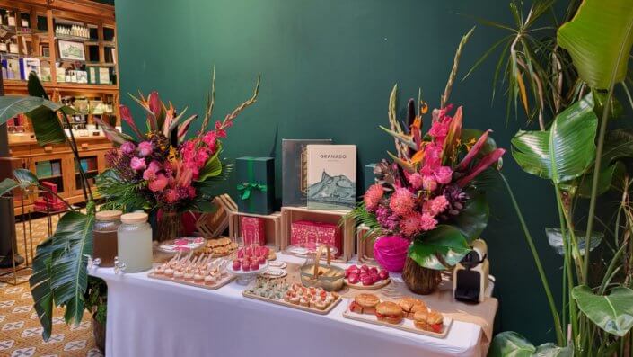 Set up d'une jolie table pour l'event presse et influence Granado par Studio Candy avec une composition salée et sucrée sur mesure, décoration et scénographie