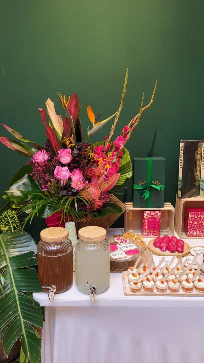 Set up d'une jolie table pour l'event presse et influence Granado par Studio Candy avec une composition salée et sucrée sur mesure, décoration et scénographie