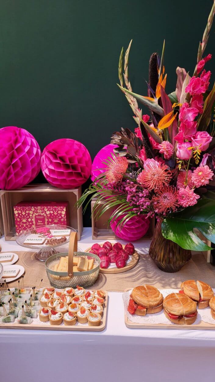 Set up d'une jolie table pour l'event presse et influence Granado par Studio Candy avec une composition salée et sucrée sur mesure, décoration et scénographie