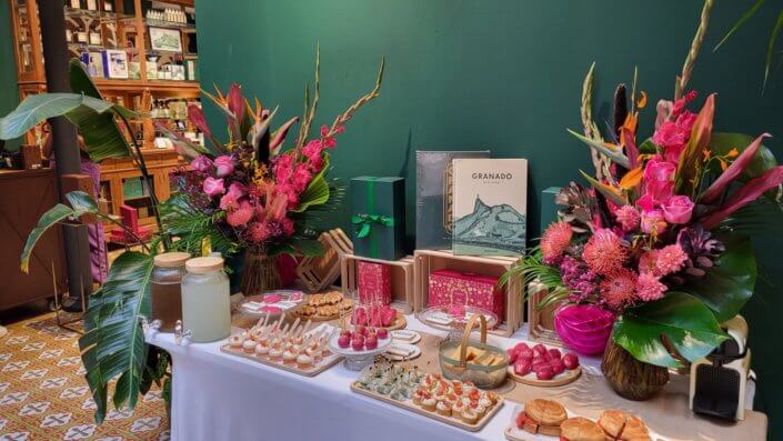 Set up d'une jolie table pour l'event presse et influence Granado par Studio Candy avec une composition salée et sucrée sur mesure, décoration et scénographie