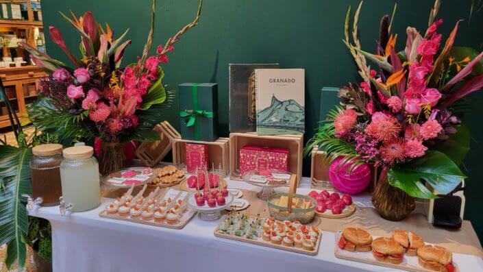 Set up d'une jolie table pour l'event presse et influence Granado par Studio Candy avec une composition salée et sucrée sur mesure, décoration et scénographie
