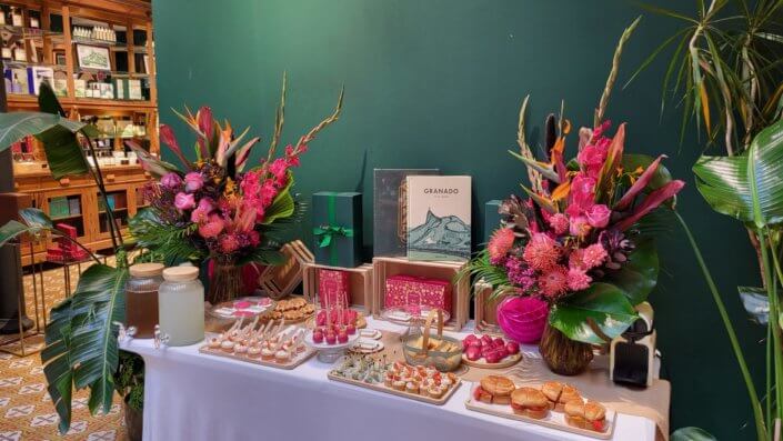 Set up d'une jolie table pour l'event presse et influence Granado par Studio Candy avec une composition salée et sucrée sur mesure, décoration et scénographie