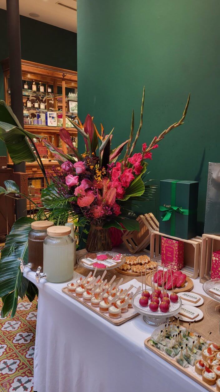 Set up d'une jolie table pour l'event presse et influence Granado par Studio Candy avec une composition salée et sucrée sur mesure, décoration et scénographie