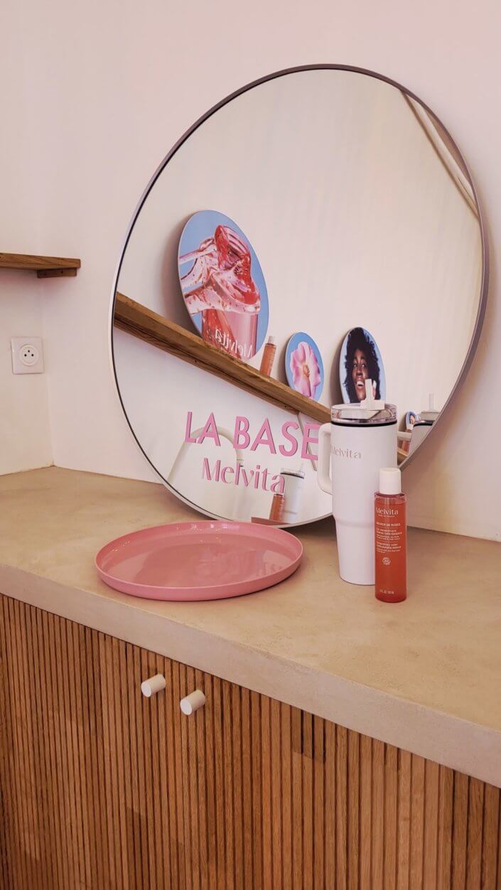 Event influence et presse Melvita avec un catering Studio Candy sur mesure : sablés décorés logo, carott cake et service salé sur plateaux le soir