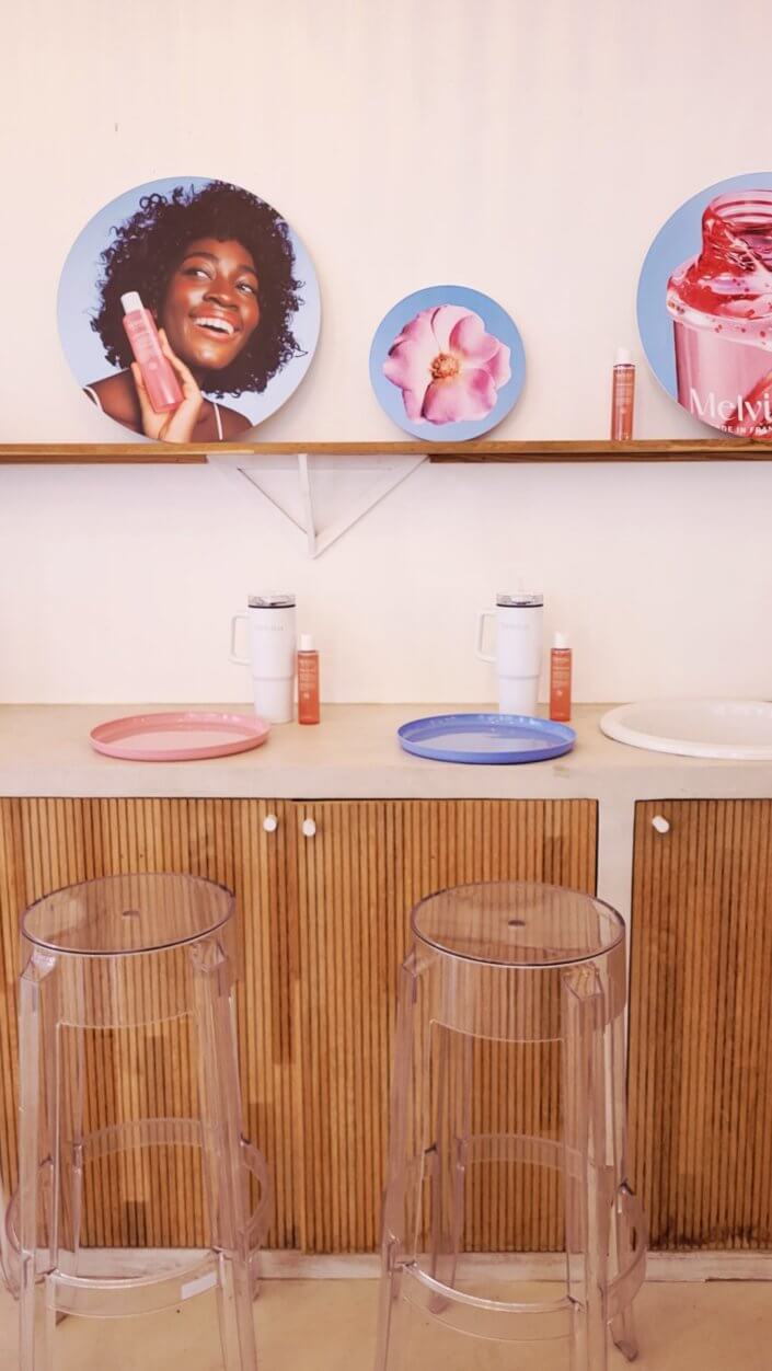 Event influence et presse Melvita avec un catering Studio Candy sur mesure : sablés décorés logo, carott cake et service salé sur plateaux le soir