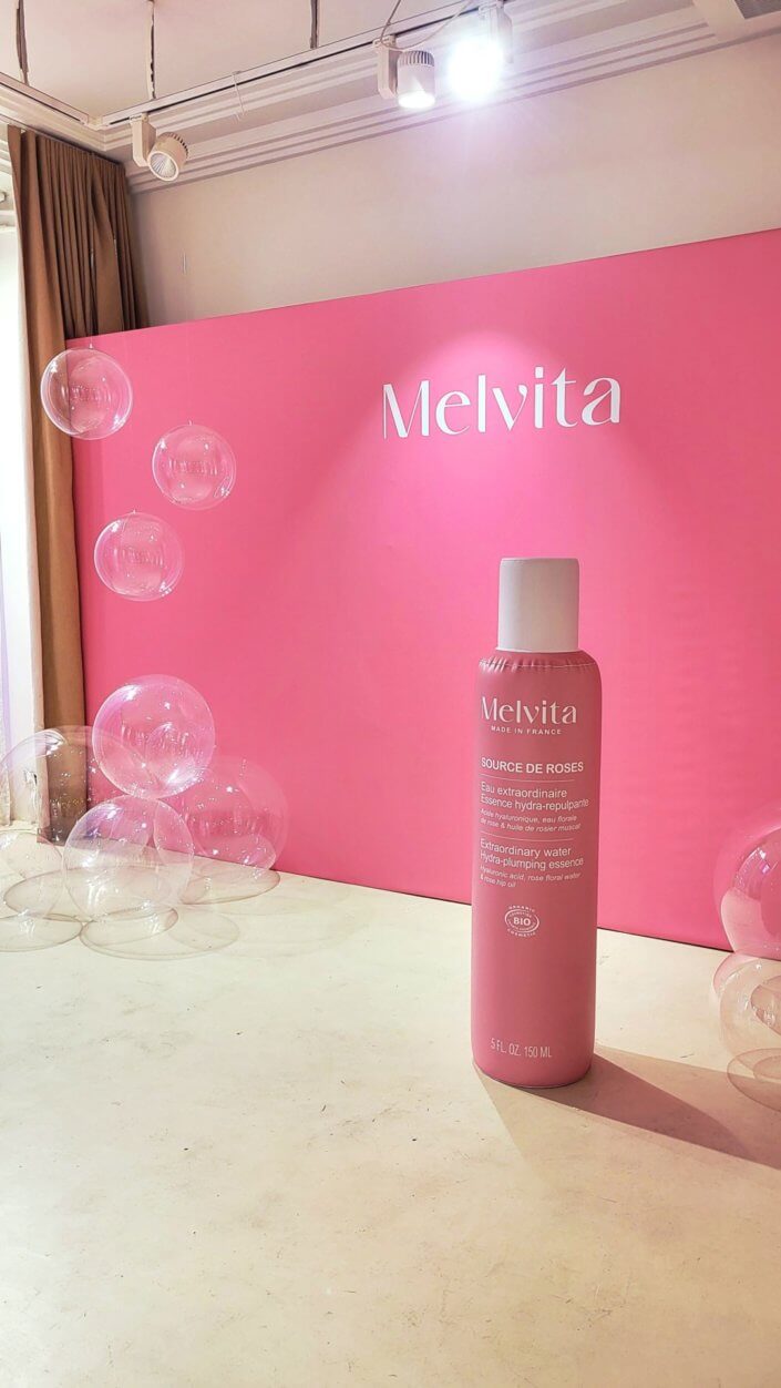 Event influence et presse Melvita avec un catering Studio Candy sur mesure : sablés décorés logo, carott cake et service salé sur plateaux le soir